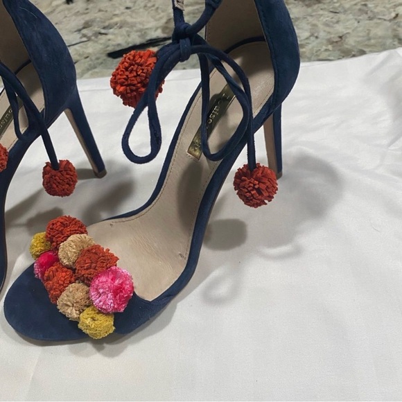 Louise et Cie Size 6.5 Adorable Pom Pom Sandal! Cutest sandals ever!! - Picture 3 of 10